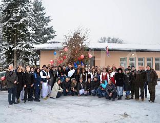 КИЋЕЊЕ БАДЊАКА УЗ ЖЕЉУ ДА БОЖИЋ СВИМА ДОНЕСЕ РАДОСТ