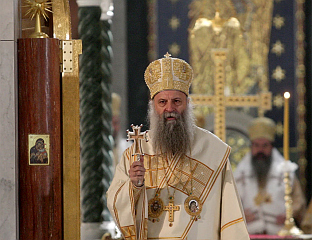 ПАТРИЈАРХ ПОРФИРИЈЕ: БОЖИЋ НАС УЧИ МИРУ, ЉУБАВИ И ПРАШТАЊУ