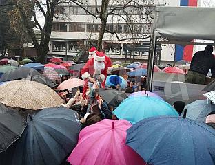 ПРЕВОЗНИЦИ ПОДИЈЕЛИЛИ 1.000 ПАКЕTИЋА МАЛИШАНИМА