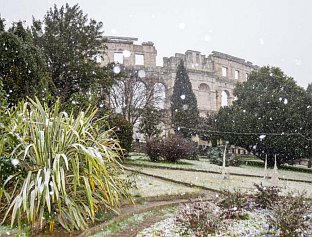 У ПУЛИ ГУСТИ СНИЈЕГ НАКОН 15 ГОДИНА, ЗАМУЋЕН ИЗВОР РИЈЕКЕ ЈАДРО, СПЛИЋАНИ БЕЗ ПИТКЕ ВОДЕ