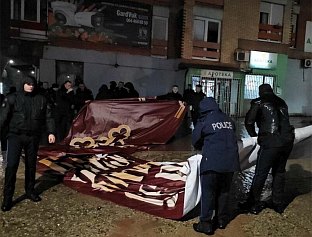 АЛБАНЦИМА СМЕТА И ТРАНСПАРЕНТ "МИР БОЖИЈИ, ХРИСТОС СЕ РОДИ"