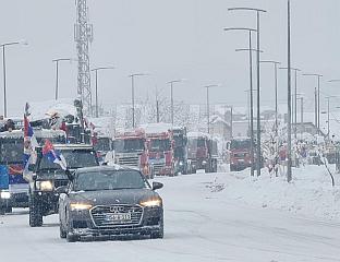 КАМИОНИ НА БОЖИЋ ДЕФИЛОВАЛИ КРОЗ ГРАД, НАЈМЛАЂИМА ПОДИЈЕЉЕНИ ПАКЕТИЋИ