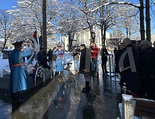 ПОЛОЖЕН ВИЈЕНАЦ И ЦВИЈЕЋЕ НА СПОМЕНИК 12 БЕБА