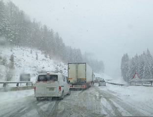 ЗА ТЕРЕТНА ВОЗИЛА ОБУСТАВЉЕН САОБРАЋАЈ ПРЕКО РОГОЈА