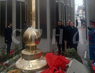 ДЕЛЕГАЦИЈЕ СРПСКЕ И СРБИЈЕ ПОЛОЖИЛЕ ВИЈЕНЦЕ НА ЦЕНТРАЛНО СПОМЕН-ОБИЉЕЖЈЕ
