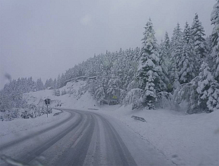 ОПРЕЗНО ЗБОГ ПОЛЕДИЦЕ И УГАЖЕНОГ СНИЈЕГА НА КОЛОВОЗУ
