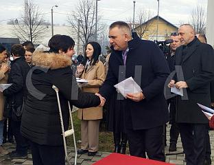 МИНИЋ И ЕГИЋ УРУЧИЛИ СУ КЉУЧЕВЕ 15 СТАНОВА ПОРОДИЦАМА ПОГИНУЛИХ БОРАЦА И РВИ