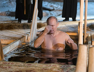 ПУТИН СЕ ОКУПАО У ЛЕДЕНОЈ ВОДИ ПОВОДОМ БОГОЈАВЉЕЊА