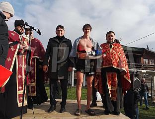 ОСАМНАЕСТОГОДИШЊИ ВУКАШИН ПАУКОВИЋ ПРВИ ДОПЛИВАО ДО ЧАСНОГ КРСТА