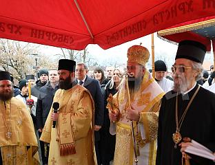 ЦВИЈАНОВИЋ: СА РАДОШЋУ И ПОНОСОМ ИСПРАЋЕНА ВЕЛИЧАНСТВЕНА ЛИТИЈА, ЧЕСТИТКЕ УЧЕСНИЦИМА БОГОЈАВЉЕНСКОГ ПЛИВАЊА