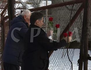 ЈЕДАН БРОЈ БИВШИХ ЛОГОРАША ПОЛОЖИО ЦВИЈЕЋЕ НА КАПИЈЕ ЛОГОРА "СИЛОС"