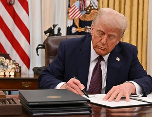 ТРАМП ПОТПИСАО ДОКУМЕНТЕ О ОСНИВАЊУ ОДБОРА ЗА МИР У ГАЗИ