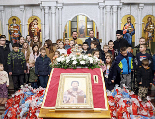 СЕЛАК ПОДИЈЕЛИО ПАКЕТИЋЕ ДЈЕЦИ У ДРАКУЛИЋУ