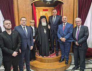 ДОДИК: ВЕЛИКА ЧАСТ ШТО МЕ ПАТРИЈАРХ ТЕОФИЛ ПОЗВАО ДА СТОЈИМ НА ТРОНУ УЗ ЊЕГА