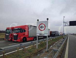 НАСТАВЉЕНА БЛОКАДА ТЕРЕТНОГ САОБРАЋАЈА