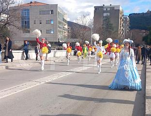 ДЕФИЛЕОМ МАЖОРЕTКИЊА У ТРЕБИЊУ НАЈАВЉЕН "ПРАЗНИК МИМОЗЕ"