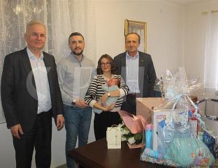 НАЧЕЛНИК ЗЛАTНИКОМ ДАРИВАО ПРВОРОЂЕНУ БЕБУ У ОВОЈ ГОДИНИ