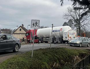 СУДАР "ГОЛФА" И ЦИСТЕРНЕ, ПОВРИЈЕЂЕН ВОЗАЧ АУТОМОБИЛА