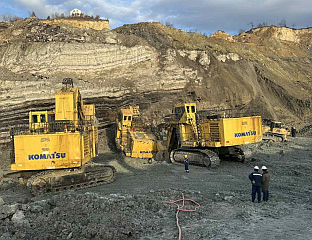 РАДНИЦИ УСПЈЕШНО ПОДИГЛИ ПРЕВРНУТИ БАГЕР ОД 270 ТОНА