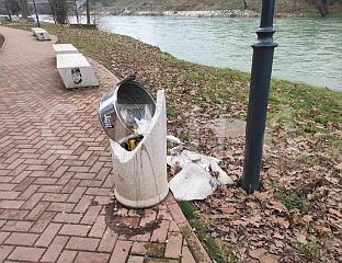 УНИШТЕНА БЕТОНСКА КАНТА НА ШЕТАЛИШТУ КОД ЗЕЛЕНОГ МОСТА