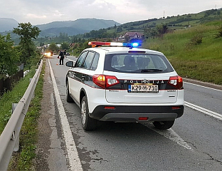 ЧЕТИРИ ЛИЦА ПОВРИЈЕЂЕНА НА АУТО-ПУТУ У СУДАРУ АУТОМОБИЛА И АУТОБУСА