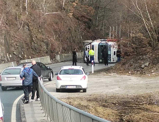 СУДАРИЛА СЕ ДВА КАМИОНА НА ПРЕВОЈУ КОМАР, ДВОЈЕ ПОВРИЈЕЂЕНО