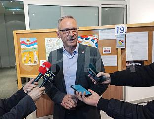 ОСТОЈИЋ НА УРУЧЕЊУ  НАГРАДА  ПОБЈЕДНИЦИМА КОНКУРСА О СРПСКОЈ