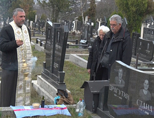 СРБИ ПОСЈЕТИЛИ ДЕВАСТИРАНА ГРОБЉА У ПРИШТИНИ И ЈУЖНОЈ МИТРОВИЦИ
