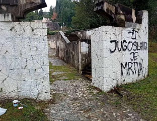 НАКОН TОМПСОНОВОГ КОНЦЕРТА, УСТАШКИ СИМБОЛИ НА ПАРTИЗАНСКОМ ГРОБЉУ