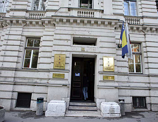 У ПОДНЕ ПРОТЕСТ РАДНИКА СТОМАТОЛОШКОГ ФАКУЛТЕТА ИСПРЕД ЗГРАДЕ ВЛАДЕ