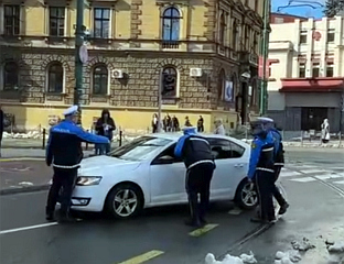 ОД МУШКАРЦА КОЈИ ЈЕ ПРОБИО БЛОКАДУ ЗАПЛИЈЕЊЕНО ВИШЕ ОД 50 ПАКОВАЊА ДРОГЕ