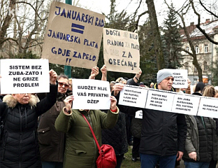РАДНИЦИ СТОМАТОЛОШКОГ ФАКУЛТЕТА ОКОНЧАЛИ ПРОТЕСТЕ, ОБЕЗБИЈЕЂЕН НОВАЦ ЗА ПЛАТЕ