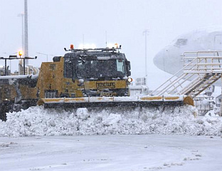 ОБИЛАН СНИЈЕГ ПОРЕМЕТИО САОБРАЋАЈ НА АЕРОДРОМУ У БЕЧУ