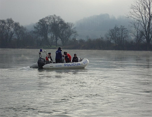 ПРЕВРНУО СЕ ЧАМАЦ НА РИЈЕЦИ УНИ, ЈЕДАН МУШКАРАЦ СМРТНО СТРАДАО, ЗА ВИШЕ ЛИЦА СЕ ТРАГА