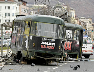 ВОЗАЧ ТРАМВАЈА И ДАЉЕ ЈЕДИНИ ОСУМЊИЧЕНИ, АЛИ ПОД ЛУПОМ И ГРАС
