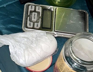 ПРОНАЂЕНО ВИШЕ ОД ДВА КИЛОГРАМА ДРОГЕ, УХАПШЕН ОСУМЊИЧЕНИ