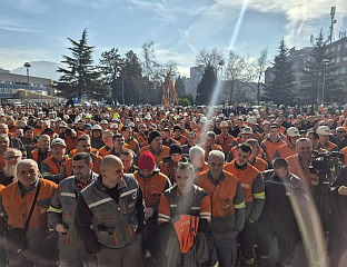 СТОТИНЕ РАДНИКА НА ПРОТЕСТИМА ЗБОГ НАЈАВЉЕНОГ СТЕЧАЈА