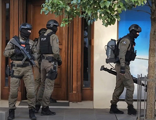 ПОЛИЦИЈА ОПКОЛИЛА ЗГРАДУ У КОЈОЈ ЖИВИ АЦО ЂУКАНОВИЋ