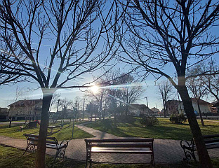 ПРОМЈЕНЉИВО ОБЛАЧНО УЗ СУНЧАНЕ ПЕРИОДЕ И ТОПЛО