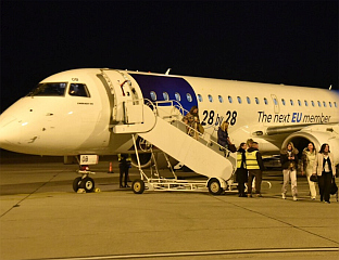 СЛЕТИО ПРВИ АВИОН СА ЕВАКУИСАНИМ ЦРНОГОРСКИМ ДРЖАВЉАНИМА