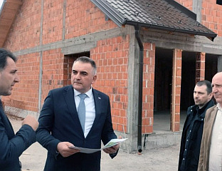 ПРЕМИЈЕР ПОСЈЕТИО РОМАНИЈСКУ КУЋУ, ЗАВРШЕТАК ГРАДЊЕ У ЈУНУ