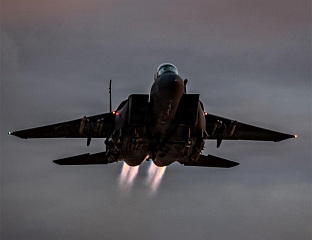 ПОЛИЦИЈСКЕ СНАГЕ ТРАГАЈУ ЗА ПИЛОТОМ НАКОН ПАДА АМЕРИЧКОГ ВОЈНОГ АВИОНА