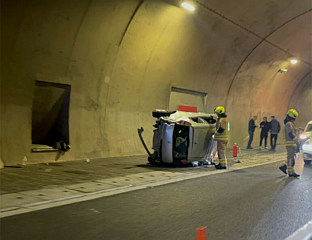ПОВРИЈЕЂЕНО ЛИЦЕ ПРИЛИКОМ ПРЕВРТАЊА ВОЗИЛА У ТУНЕЛУ ГРАБ