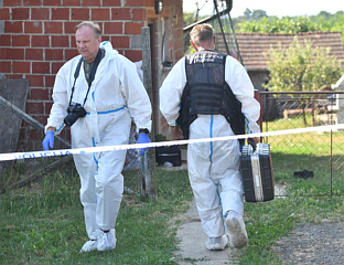 ПРОНАЂЕНА ДВА ТИЈЕЛА, УХАПШЕН МУШКАРАЦ ПОД СУМЊОМ ДА ЈЕ УБИО МАЈКУ И БАКУ