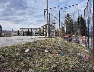 СМЕЋЕ ОКО ШКОЛСКИХ И СПОРТСКИХ ТЕРЕНА - ЛОША СЛИКА ПАЛА