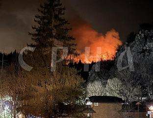 У РОГОУШИЋИМА ГОРИ СУВА ТРАВА И НИСКО РАСТИЊЕ, ВАТРОГАСЦИ НА ТЕРЕНУ