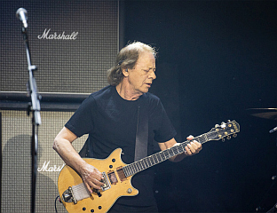 ХОСПИТАЛИЗОВАН ГИТАРИСТА БЕНДА ЕЈ-СИ/ДИ-СИ