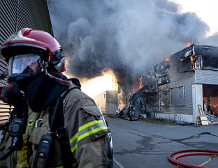 ВЕЛИКИ ПОЖАР У ИНДУСТРИЈСКОЈ ЗОНИ У АМСТЕРДАМУ