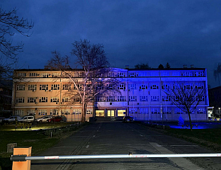 ЗГРАДА ОСВИЈЕТЉЕНА ПЛАВОМ И ЖУТОМ БОЈОМ КАО ПОДРШКА ЛИЦИМА С ДАУН СИНДРОМОМ