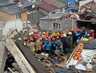 ДЕВЕТ ОСОБА ИЗВУЧЕНО ИЗ РУШЕВИНА ДВИЈЕ ЗГРАДЕ У ИСТАНБУЛУ